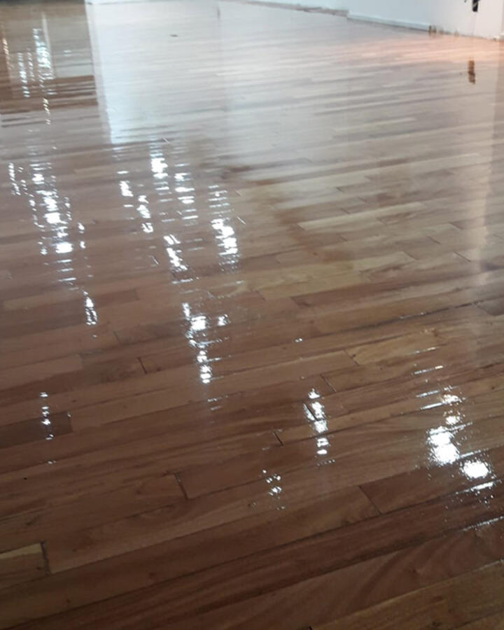 Piso de madera hidrolaqueado con brillo intenso