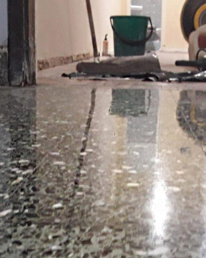 Piso de mosaico granítico pulido con brillo