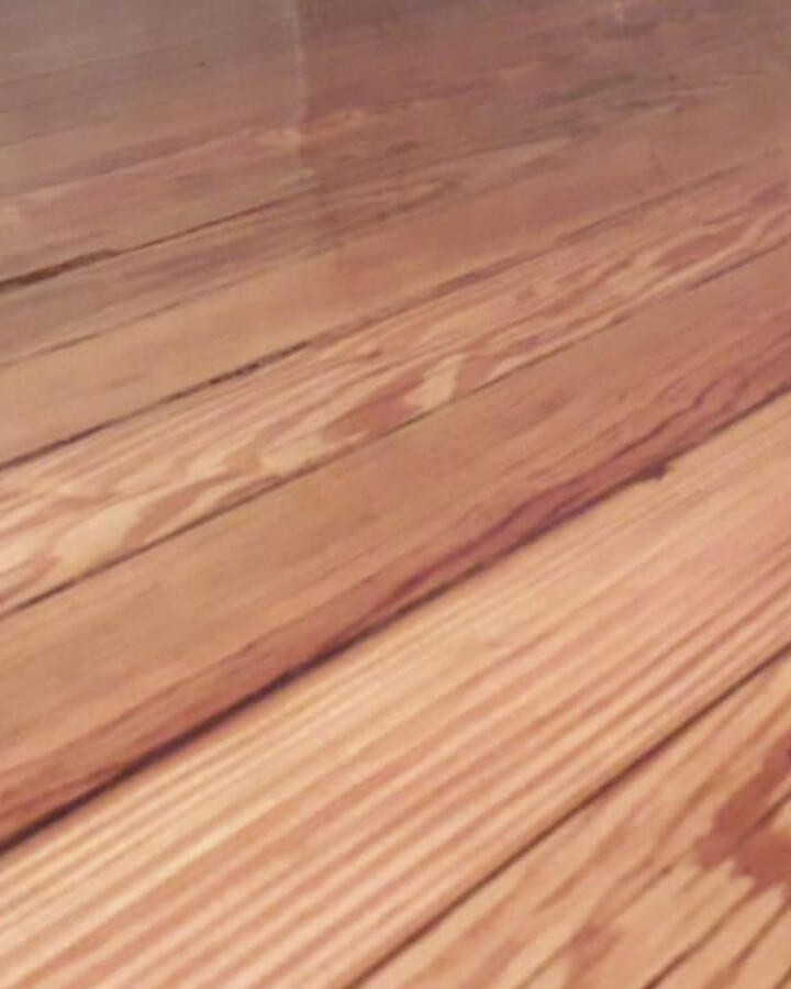 Madera natural recién pulida a máquina
